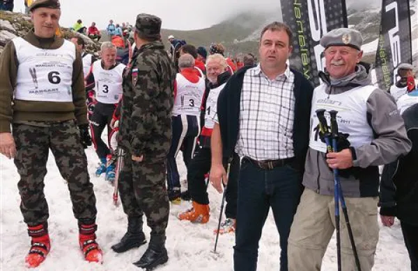 Janez Kavalar in bovški župan Danijel Krivec (prvi in drugi z desne) sta  zaslužna za izvedbo spominske tekme
