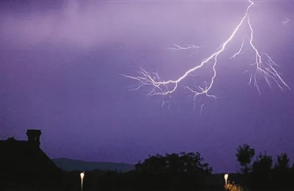 Strele v teh dneh večkrat razsvetlijo nebo, na fotografiji nočno bliskanje nad Ozeljanom 