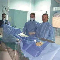 Med koronarografijo (z leve) Robert Brečko, ing. radiol., Blaž Pelhar, dipl. zdravstvenik in Hrvoje Reschner, dr. med.    