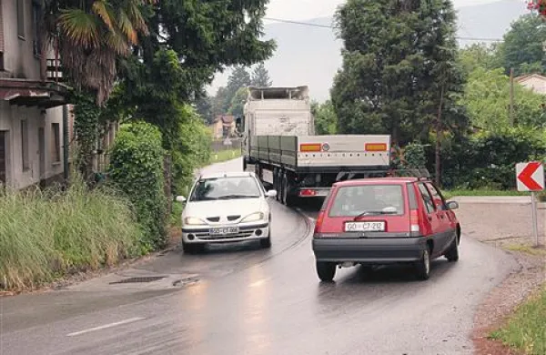 Po  vzhodni strani železniške proge skozi Volčjo Drago danes poteka le promet proti Bukovici, Renčam in  Mirnu. V prihodnje bo tam glavna prometna žila skozi Volčjo Drago.