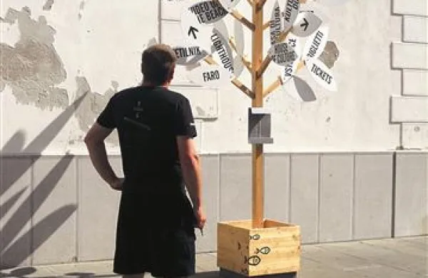 Kinodrevesa po vsem mestu napovedujejo začetek festivala. 