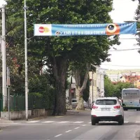 Ogromen plakat ob vstopu v Izolo napoveduje prihajajoči filmski festival.
