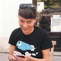 Tehnična direktorica festivala Kino Otok-Isola cinema Urška Kos ima v dnevih pred uradnim začetkom festivala  polne roke dela s klici in sms-sporočili. 