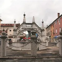 Z vrha ene od štirih kamnitih piramid so neznanci včeraj zgodaj zjutraj odbili kamnito kroglo s kovinsko ostjo.