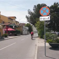 Neimenovana ulica bo enosmerna, “sproščen” vozni pas bodo namenili  parkiranju  