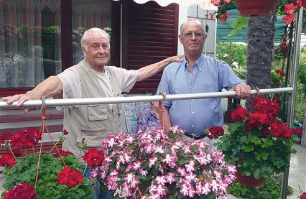 Bratranca Slobodan Delfar (levo) in  Karlo Juriševič, ki sta v izolski ladjedelnici delala vse do upokojitve, se dobro spominjata dne, ko so dok zasidrali v Izoli. 