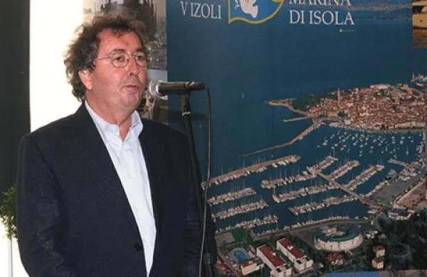 Enrico Galassi je pojasnil, da so se naveličali dolgoletnih sporov z občino, slovenskimi vladami in sodišči ter da se slovenska podjetja pod njegovim vodstvom takoj po prodaji marine umikajo iz Slovenije.