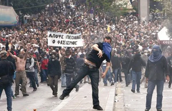 Grki se ne strinjajo z dodatnimi varčevalnimi ukrepi, zato v Atenah znova protestirajo. Fotografija je z lanskih protestov. 
