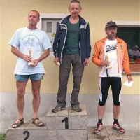 Graparskemu kerlcu Slavku Prezlju (desno) sicer bolj ležijo daljše proge, toda tudi na takšnem “sprintu” pobira medalje. Tokrat sta bila pred njim v njegovi starostni  kategoriji Gorenjec Andrej Jesenko (v sredini) in Cerkljan Marko Leban.