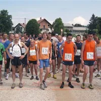 Pred startom. Marco Moretton (205) in Jernej Šemrov 175) bosta na razdalji zasledovala Simona Aliča (desno). Bralce PN iz ozadja pozdravlja Valentina Čufer - Tindi.
