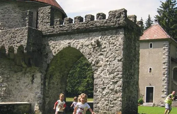 Redko naključje: teka predšolskih otrok mimo gozdarskega gradiča sta se udeležila (samo) dva para dvojčkov, fantiča s Juršč in deklici iz Logatca