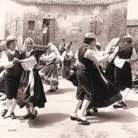 Takole so se člani Folklorne skupine Val leta 1979 zavrteli  v Padni
