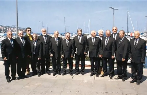 Člani Moškega pevskega zbora Ciril Kosmač in zborovodja Miran Zadnik na fotografiji ob 30. obletnici delovanja