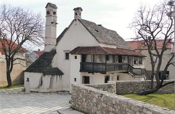Nov direktor ali direktorica razvojnega centra bo delala v pritličju  prenovljene Škrateljnove domačije. 