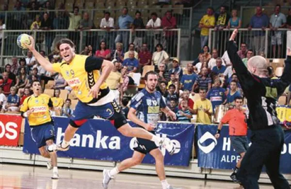 Med reprezentati, ki bodo potovali v Srbijo, ne bo Jureta Dobelška (skrajno levo), bo pa Dean Bombač (v sredini z žogo).