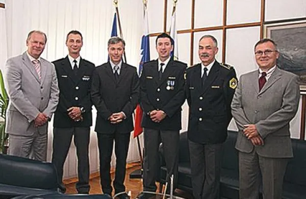 Med policisti, ki odhajajo na delo v mednarodno civilno misijo Eulex na Kosovo, je tudi policijski inšpektor Marjan Tavčar iz PU Koper (drugi z desne).