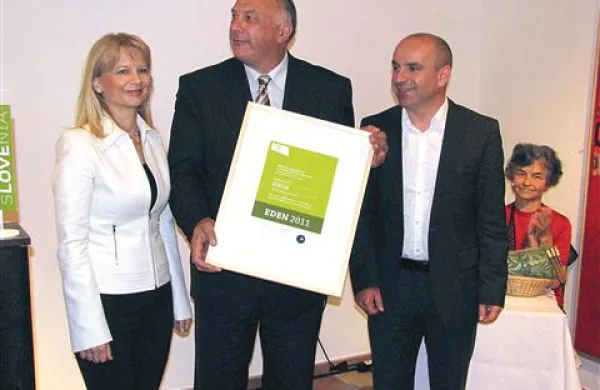 Priznanje EDEN je idrijski župan Bojan Sever (v sredini) dobil iz rok direktorjev STO in direktorata za turizem -  Maje Pak in Marjana Hribarja