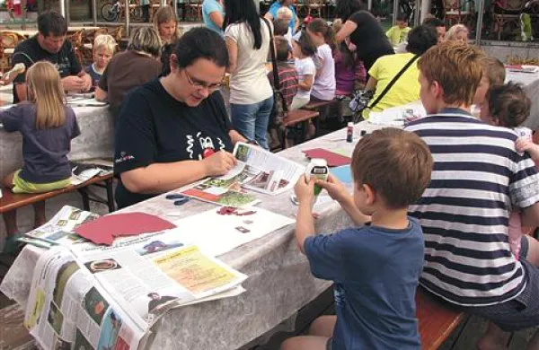  Livija Rojc  (v ospredju) na eni od delavnic ALA festivala za Alčke. 