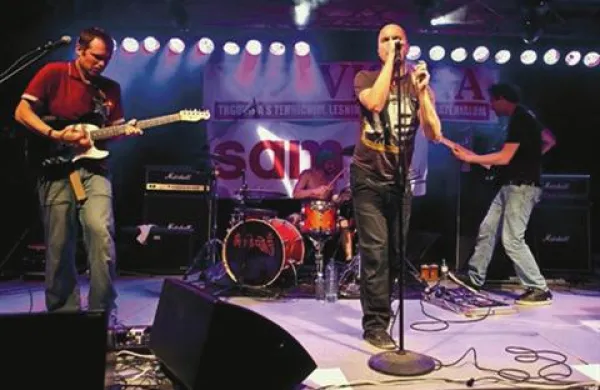 Rock pozdrav poletju