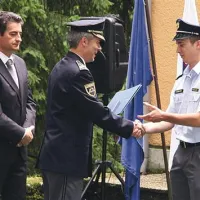   Janko Goršek podeljuje medaljo za požrtvovalnost sežanskemu kandidatu za policista Danijelu Bellini.