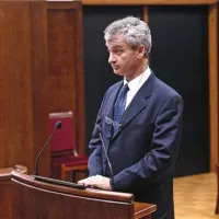 Klavdij Mally, ki je po izbruhu afere, sam zapustil upravno enoto,  je včeraj zanikal očitke iz obtožbe in pripovedoval o številnih pritiskih investitorjev, ki so jih morali prenašati na upravni enoti