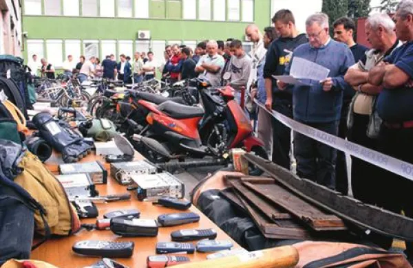 Na dražbi v Šempetru pri Gorici bo 39 predmetov. Fotografija je s koprske policijske dražbe leta 2006.
