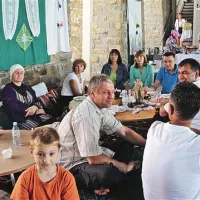 Veselo omizje ob sofri