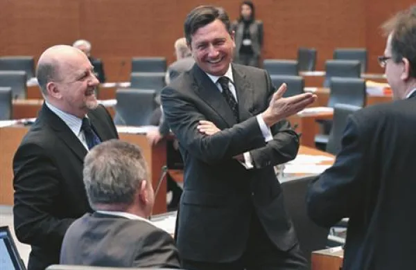 Koliko časa bo premier Pahor še nasmejan?