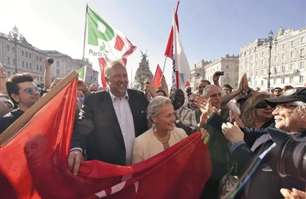 Slavje privržencev leve sredino ob nedavni zmagi na volitvah. Na sliki: nov tržaški župan Roberto Cosolini in predsednica tržaške pokrajine Maria Teresa Bassa Poropat.