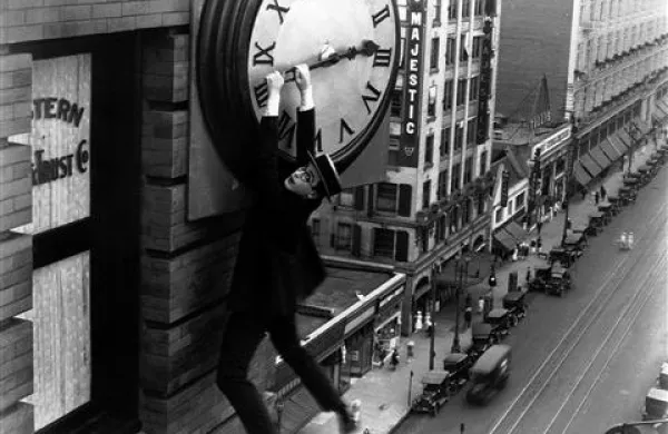 Zlatega leva za najboljšega umetnika je prejel Cristian Marclay za video The Clock, meditacijo o času 