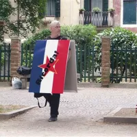 Na prizorišču srečamo celo vrsto “potujočih umetnin”, ki želijo pritegniti pozornost