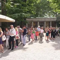 Čakanje v dolgi vrsti (pred ameriškim paviljonom) je sestavni del bienala