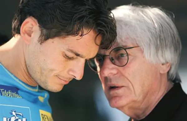 Vodja tekmovanja Bernie Ecclestone (desno) je želel dirko v Bahrajnu izpeljati, a so se moštva uprla in niso želela nastopiti.