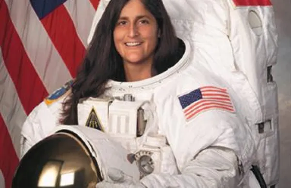 Sunita Williams je v vesolju neprekinjeno preživela 195 dni, kar je najdaljše obdobje med vsemi ženskami. 