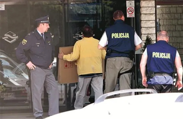 Aprila leta 2009 so kriminalisti opravili hišno preiskavo v poslovni stavbi Luke Koper, na domačih naslovih članov uprave ter še pri nekaterih drugih zaposlenih. Zasegli so dokumentacijo in poleti istega leta spisali več kazenskih ovadb zaradi različnih spornih poslov.