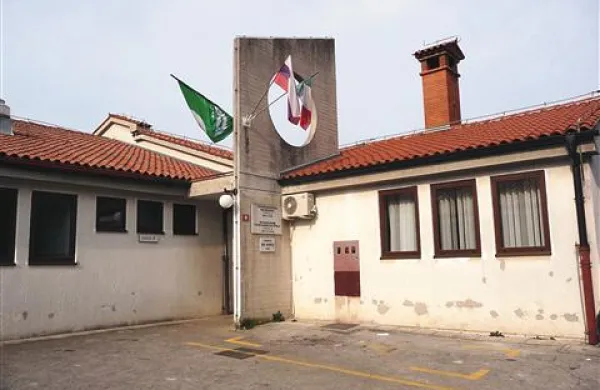 Da ima OŠ Vojke Šmuc dotrajano streho in fasado, že vrabci čivkajo. Toda tudi vrtčevsko enoto Livade (na posnetku) iz leta 1983  bi  bilo treba obnoviti. 