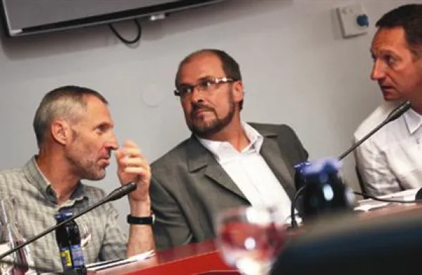 Robert Turk (levo) je opozoril, da je morski ekosistem že zdaj degradiran, Boris popovič (desno) pa meni, da je spoštovanje okolja pomembno, a da to še ne pomeni, da ne smemo z ničemer posegati v prostor.
