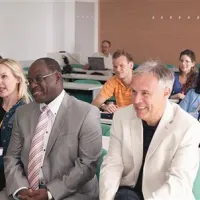 Prvi dan predavanj so v klopi na Turistici  sedli tudi dr. Tanja Mihalič (EF Ljubljana), piranski župan Peter Bossman in  Jani Toroš (Turistica)