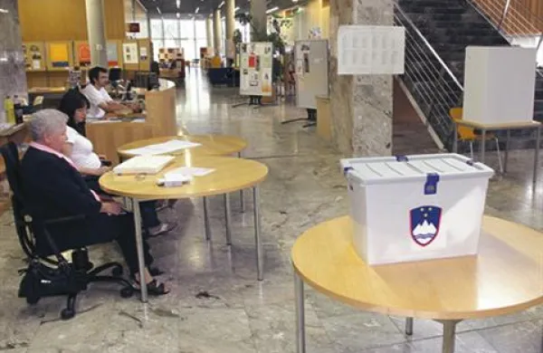 Volivci so nezadovoljni s strankami in kar tretjina jih podpira predčasne volitve.