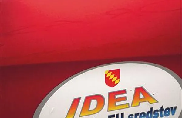Podjetje domnevno osumljenega cenilca na vozilih oglašuje tudi pridobivanje evropskih sredstev.
