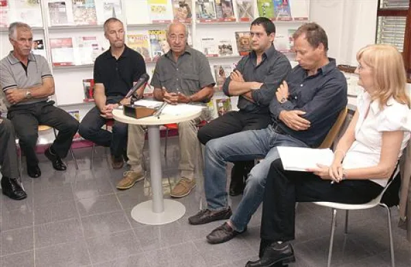 O morju so v Sežani privedovali (z leve): Miloš Zidarič, Andrej Justin, Janko Kosmina, Marko Civardi, Mitja Kosmina in Jolanda Bertole