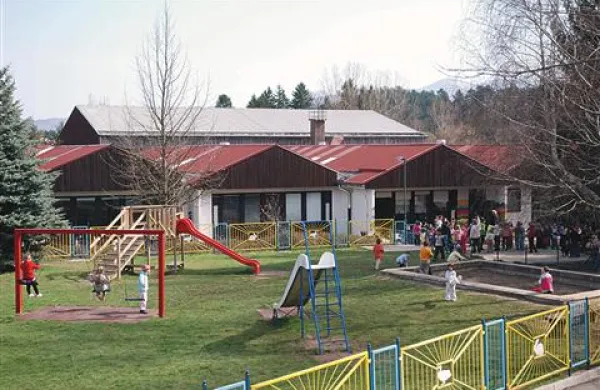 Šola in vrtec v Prestranku: še ta mesec, potem pa v rušenje. Jeseni prihodnje leto pa naj bi se malčki in šolarji preselili v novo stavbo. 