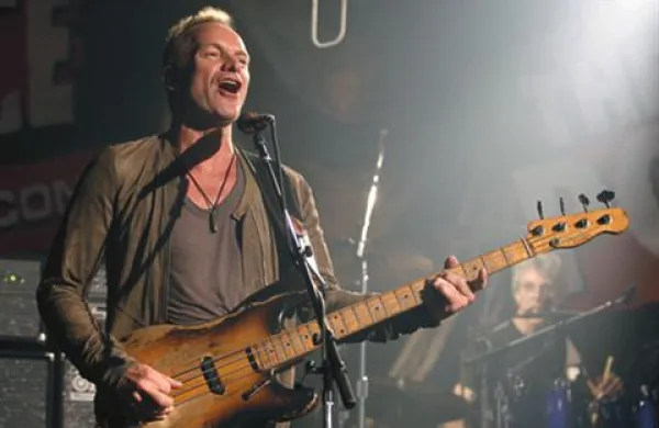 Sting je s slovenskimi filharmoniki sinoči na noge dvignil celotne Stožice.