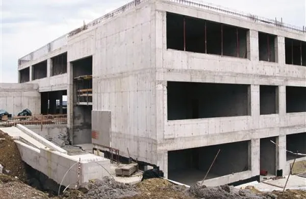 Gradbeno dovoljenje za novo šolo v Sv. Antonu je pravnomočno. Koprski župan zagotavlja, da ni ovir za nadaljevanje del. 