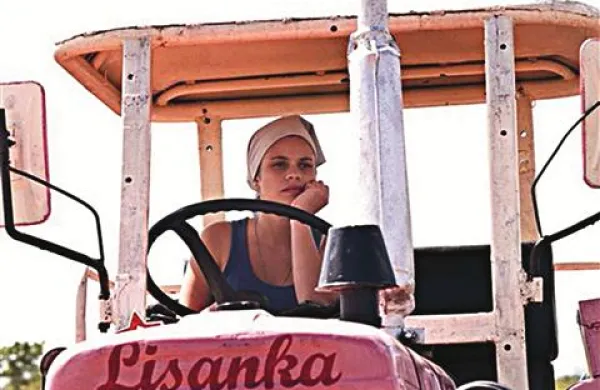 Glavna junakinja filma Lisanka in njen traktor