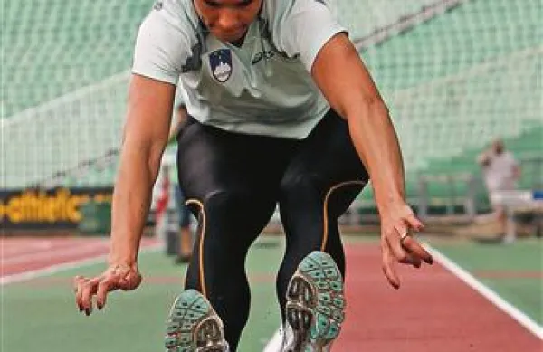 Snežana Rodić je v neposrednem dvoboju s preseženo normo za SP v troskoku (14,23)   premagala  Marijo Šestak