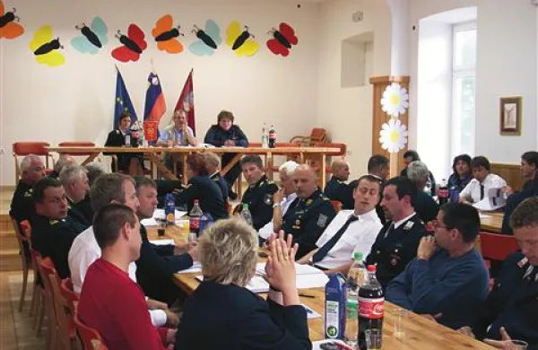 Na občnem zboru Gasilske zveze Postojna, ki združuje gasilska društva iz postojnske in pivške občine, je  bilo vroče 
