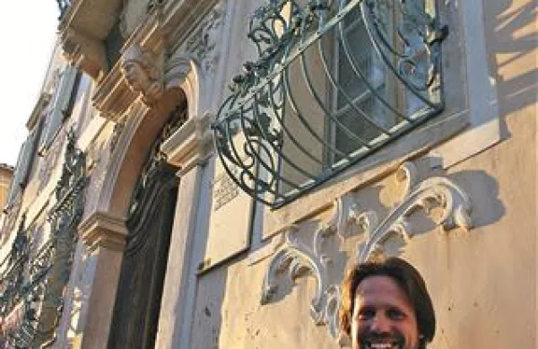 Miklavž Komelj pred palačo Besenghi