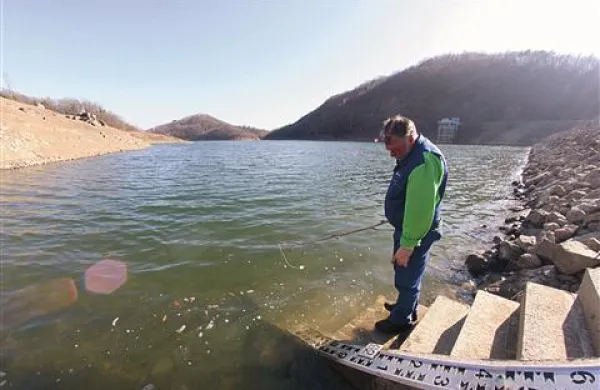 Gladina Vogrščka je že dolgo nizka, a je ne smejo “dvigniti” zaradi varnosti. Država namerava zato s 350.000 evri opraviti vsaj nujna popravila. 