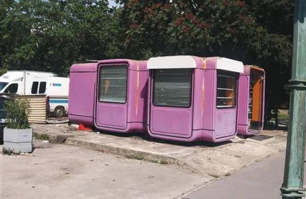 Nečednemu  kiosku sredi Portoroža je  odklenkalo